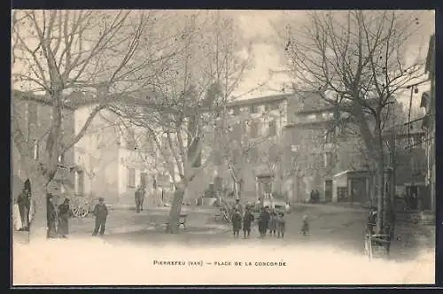 AK Pierrefeu, Place de la Concorde avec passants et arbres en hiver