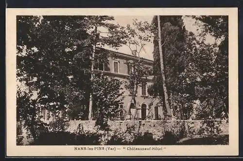 AK Nans-les-Pins, Châteauneuf-Hôtel entouré de pins majestueux
