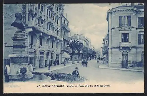 AK Saint-Raphaël, Statue de Félix Martin et le Boulevard