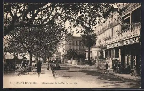 AK Saint-Raphaël, Boulevard Félix-Martin avec arbres et cafés animés