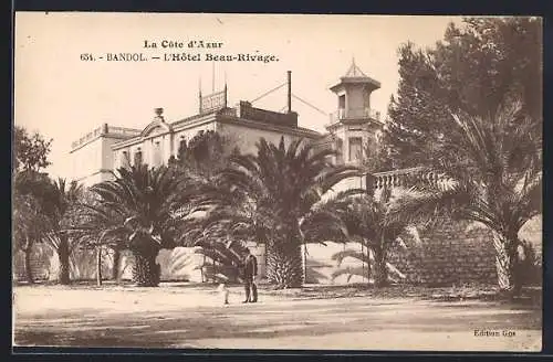 AK Bandol, L`Hôtel Beau-Rivage entouré de palmiers majestueux