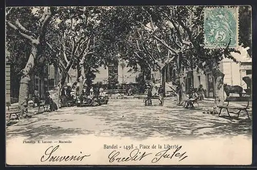 AK Bandol, Place de la Liberté avec arbres et passants