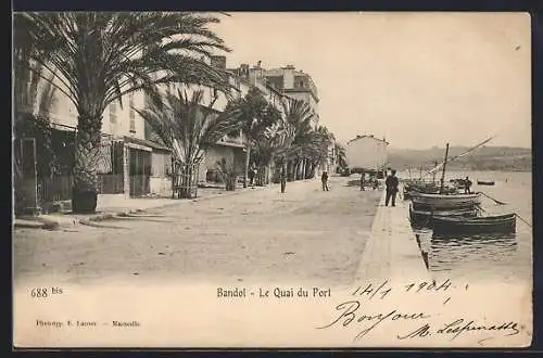 AK Bandol, Le Quai du Port avec palmiers et bateaux amarrés