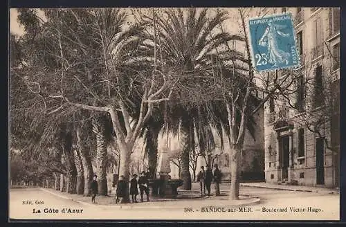 AK Bandol-sur-Mer, Boulevard Victor Hugo avec palmiers et passants