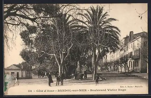 AK Bandol-sur-Mer, Boulevard Victor Hugo avec palmiers et passants