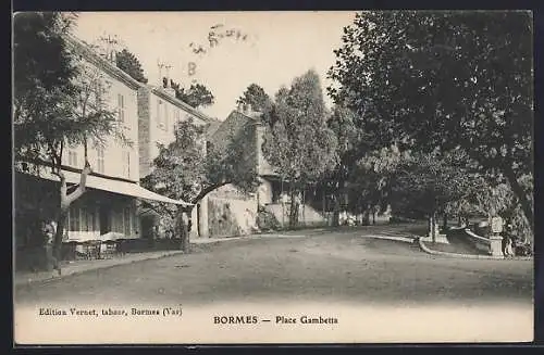 AK Bormes, Place Gambetta et ses arbres ombragés
