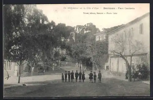 AK Bormes, Place Gambetta avec enfants jouant sur la place