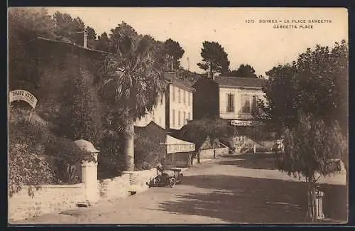 AK Bormes, La Place Gambetta avec voiture ancienne et palmiers