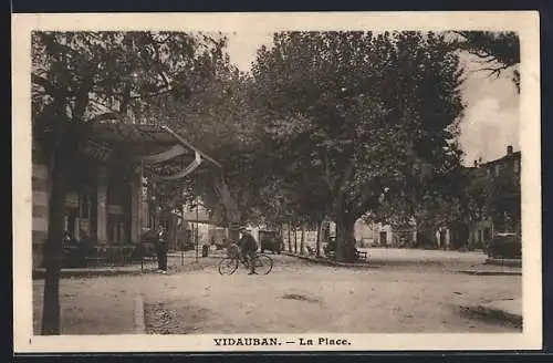 AK Vidauban, La Place avec des arbres et un kiosque
