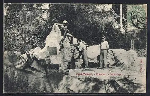 AK Saint-Raphaël, Fontaine de Valescure et hommes posant devant la statue