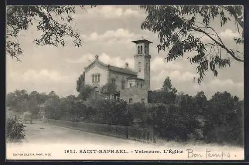 AK Saint-Raphaël, Valescure. L`église entourée de verdure