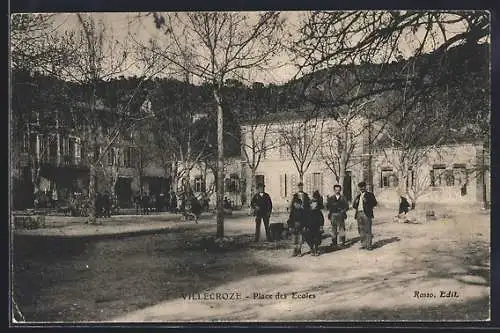 AK Villecroze, Place des Écoles avec habitants et arbres en hiver