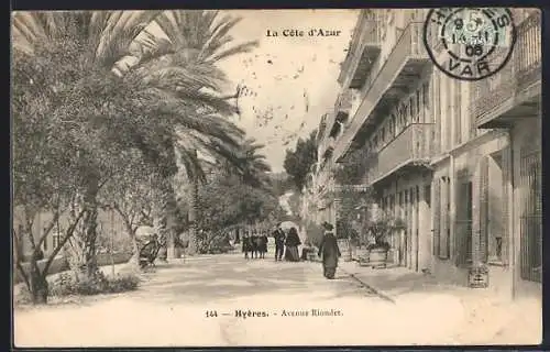 AK Hyères, Avenue Riondet sur la Côte d`Azur avec palmiers et passants élégants