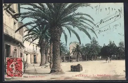 AK Hyères, Le Rond-Point avec palmiers et bâtiments historiques