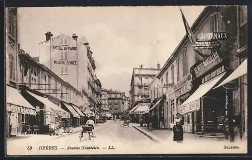 AK Hyères, Avenue Gambetta avec boutiques et passants