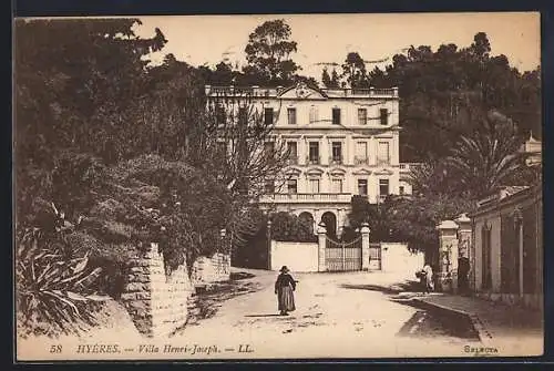 AK Hyères, Villa Henri-Joseph avec une allée bordée d`arbres