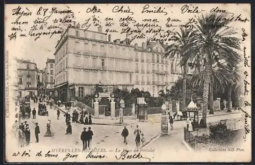 AK Hyères, La Place du Portalet animée avec passants et palmiers