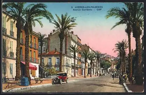 AK Hyères-les-Palmiers, Avenue Gambetta bordée de palmiers et bâtiments élégants