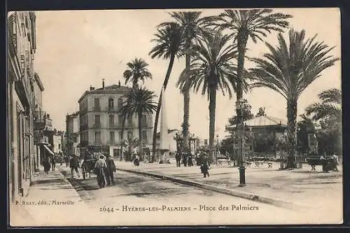 AK Hyères-les-Palmiers, Place des Palmiers avec passants et palmiers majestueux