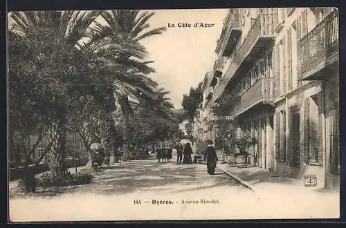 AK Hyères, Avenue Riondet avec palmiers et passants