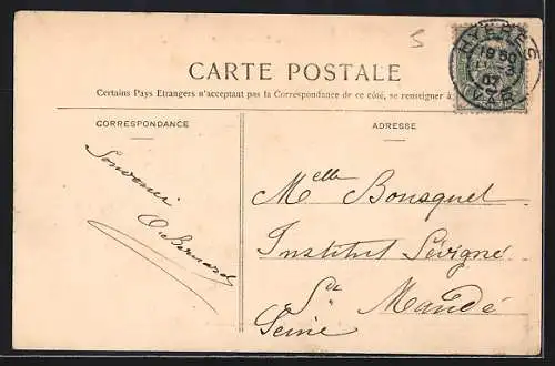AK Hyères, Avenue Riondet avec palmiers et passants