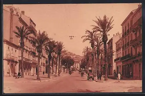 AK Hyères, Avenue Gambetta bordée de palmiers et bâtiments élégants
