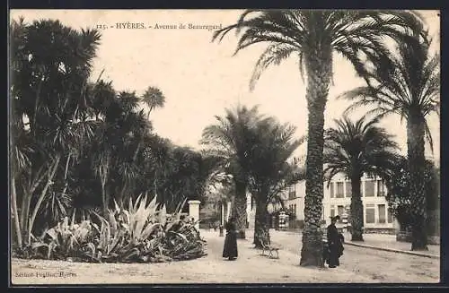 AK Hyères, Avenue de Beauregard avec palmiers et promeneurs