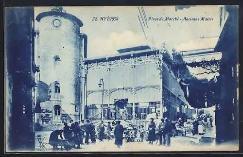 AK Hyères, Place du Marché et Ancienne Mairie animée
