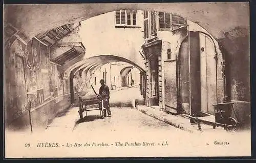 AK Hyères, La Rue des Porches avec homme et charrette