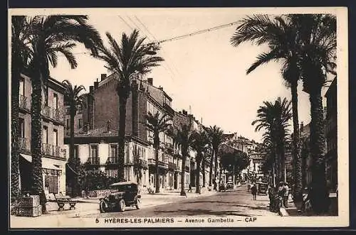 AK Hyères-les-Palmiers, Avenue Gambetta avec palmiers et voitures anciennes
