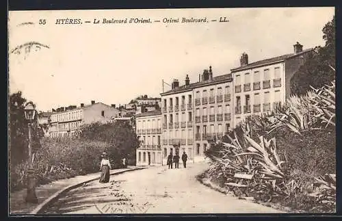 AK Hyères, Le Boulevard d`Orient avec passants et bâtiments historiques
