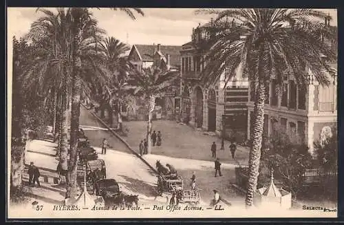 AK Hyères, Avenue de la Poste avec voitures et palmiers
