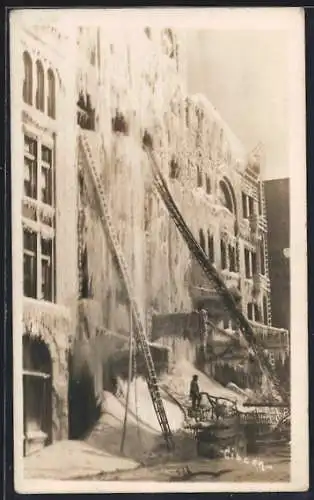 Foto-AK Winnipeg, Brand im Jahr 1911, Feuerwehr mit Leitern