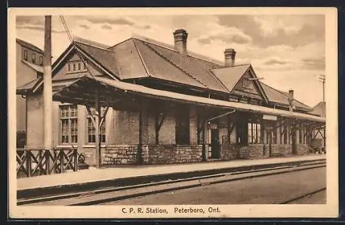 AK Peterboro, C. P. R. Station, Bahnhof mit Bahnsteig