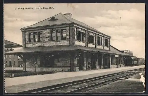AK North Bay, C. P. Ry. Station, Bahnhof mit Bahnsteig
