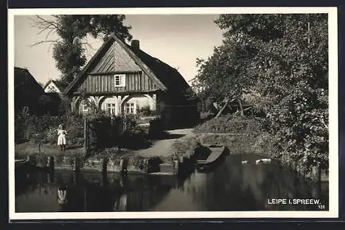 AK Leipe i. Spreew., Flusspartie mit Mädchen, kleinem Boot und Haus am Ufer