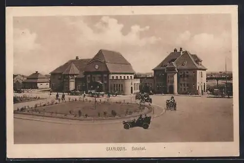 AK Saarlouis, Bahnhof mit kollagiertem Auto und Pferdekutschen