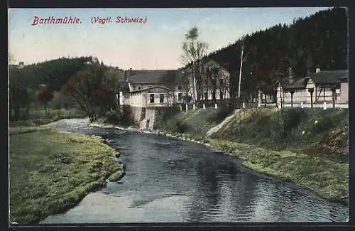 AK Barthmühle /Vogtl. Schweiz, Bachpartie mit Ortschaft
