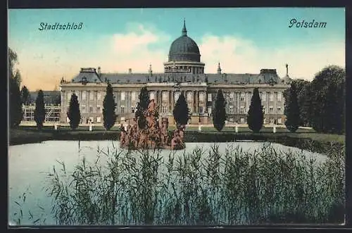AK Potsdam, Stadtschloss mit Teichanlage und Schilf