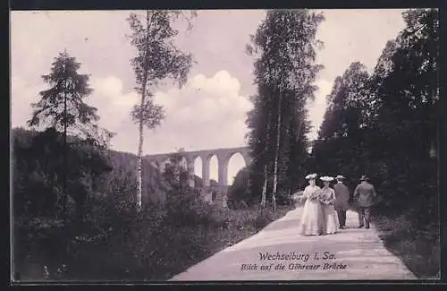 AK Wechselburg i. Sa., Blick auf die Göhrener Brücke mit Spaziergängern