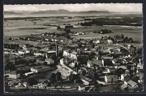 AK Holzkirchen /Obb., Gesamtansicht mit Blick gegen die Alpen