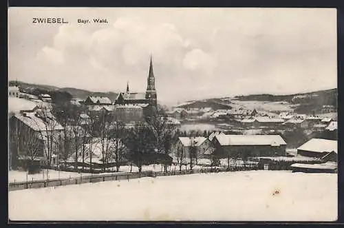 AK Zwiesel /Bayr. Wald, Verschneite Ortsansicht mit Kirchturm