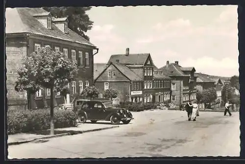 AK Oberweissbach /Thür. Wald, Strassenpartie mit geparktem Auto und spazierendem Paar