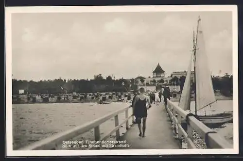 AK Timmendorferstrand, Blick auf den Strand vom Steg aus mit Badegästen und Strandhalle