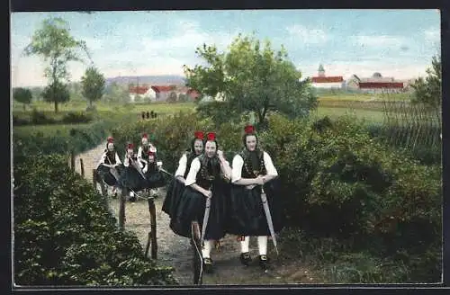 AK Frauen in hessischer Tracht gehen spazieren