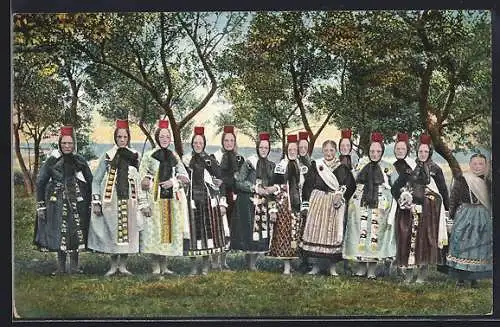 AK Hessische Trachten, Junge Frauen auf einer Wiese