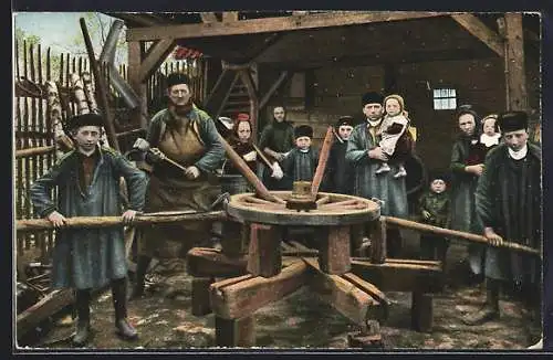 AK Schwälmer bei der Arbeit in der Schmiede, Frauen in hessischer Tracht
