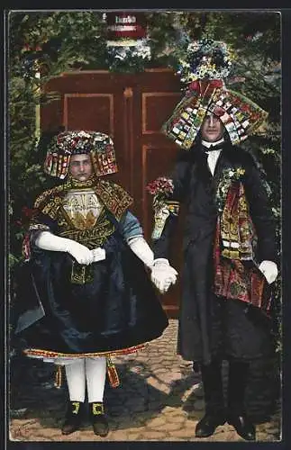 AK Hessische Trachten, Schwälmer Brautpaar, Paar in Trachtenkleidung