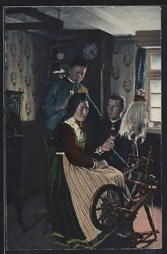 AK Hessische Familie sitzt am Spinnrad