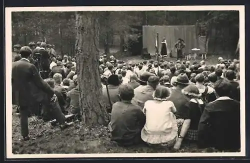 Foto-AK Sandhatten, Jugendheim, Freilichtbühne während einer Aufführung, Publikum u. Bühne
